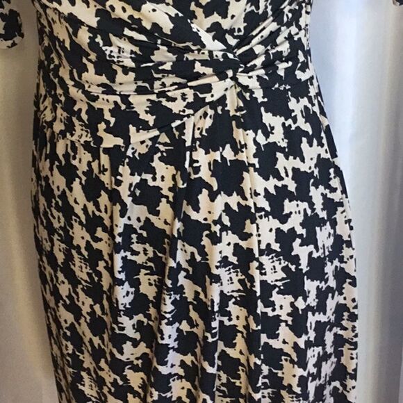 V neck dress in size 6 by RONNI NICOLE in black & tan - Picture 8 of 13